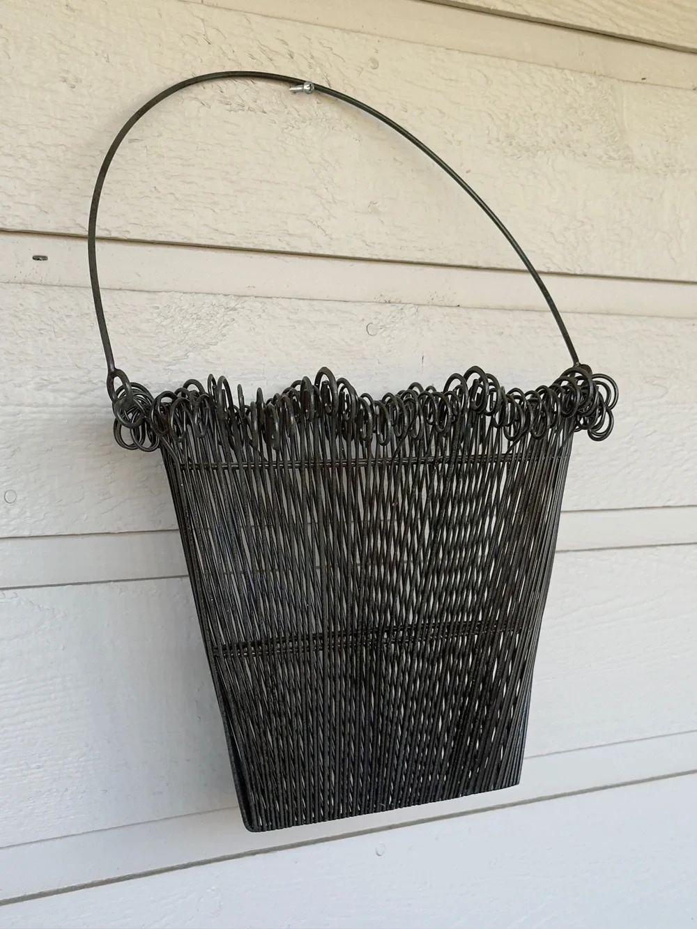 Black Metal Wire Wall Pocket Vase Planter/ Basket Organizer Whimsical Twirly Rim